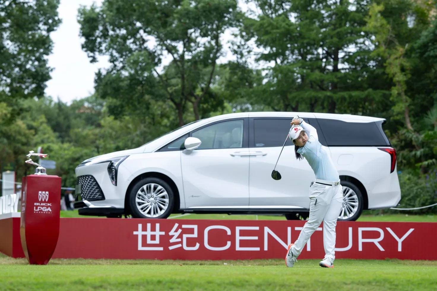 崔慧珍别克LPGA锦标赛第二轮保持领先，殷若宁-2领跑中国军团